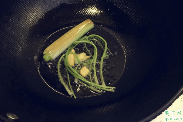 熬葱油的葱段直接扔了吗 熬葱油剩下的葱怎么办2